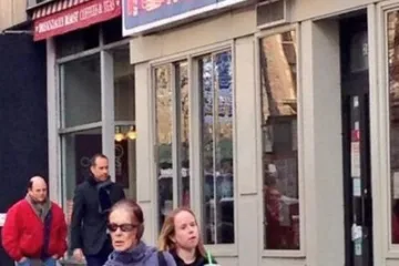 Što Seinfeld i George rade ispred kultnog restorana?