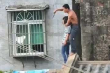 Satima držao djevojku na krovu prijeteći da će ju ubiti