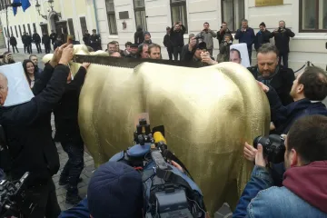 Zlatnu kravu prepilili na pola: 'Ubijate kravu radi šnicle'!