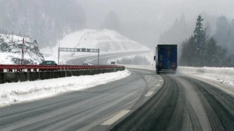 Zbog vremenskih neprilika te&scaron;koće u cestovnom i pomorskom prometu