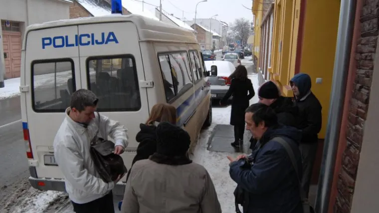 Horor u Brodu: Policajac ubio partnericu pa sebe!