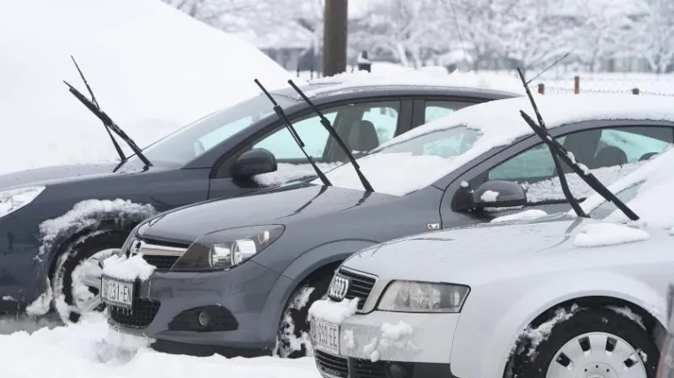 Majka ostavila djecu u autu na -8 i oti&scaron;la se &scaron;minkati!