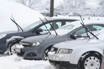 Majka ostavila djecu u autu na -8 i otišla se šminkati!