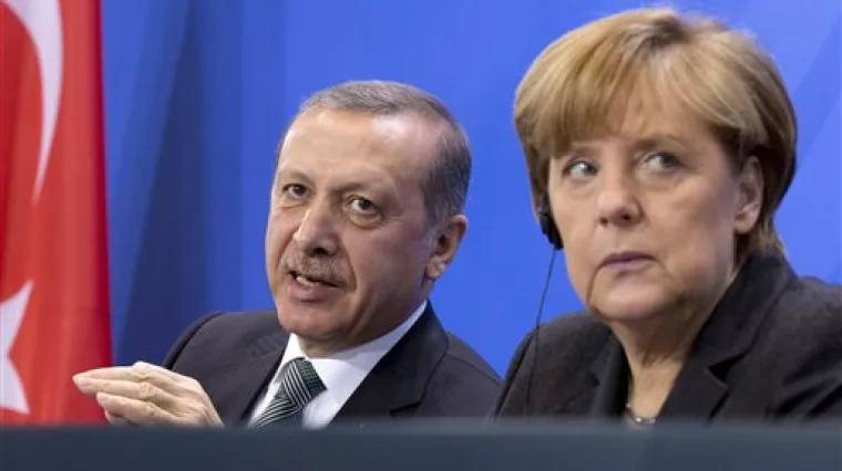 Merkel okrenula leđa Erdoganu: Turci ostaju bez EU?
