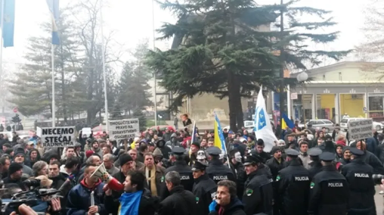 U sukobima policije i prosvjednika ozlijeđen dječak!
