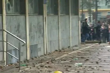 Tuzlaci razbili prozore na zgradi vlade