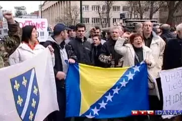 Prosvjednici blokiraju prometnice - dio zamaskiranih krenuo prema Parlamentu