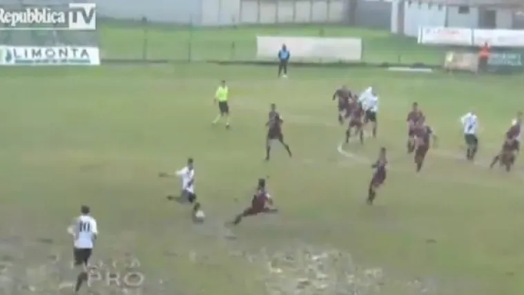 Klizećim startom zabio gol sa 70 metara!?