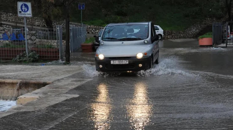 Olujno nevrijeme kod &Scaron;ibenika uzrokovalo ogromne &scaron;tete