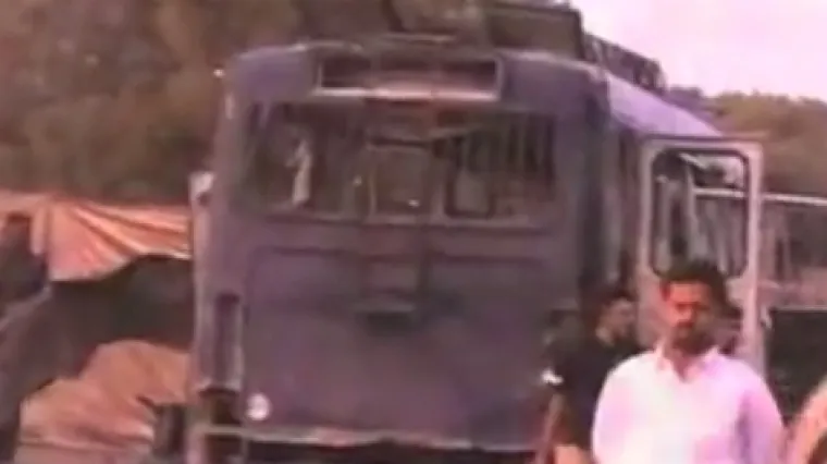 Automobil s eksplozivom udario u autobus pun policajaca!