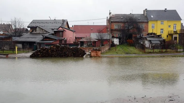 Nasipi su uspjeli izdržati noć!