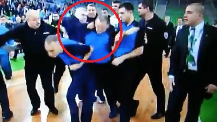 Slavni pjevač &scaron;akom opalio suca!