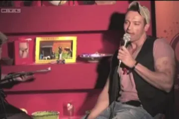 On ima stas, glas i talent te osvaja pozornice