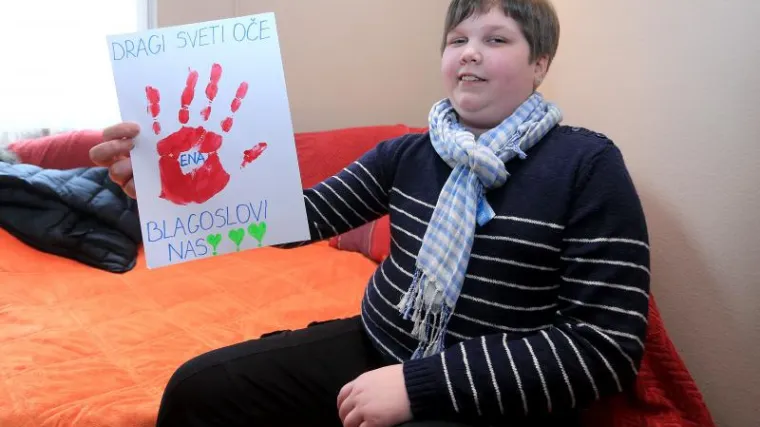 Hrabra Ena papi Franji nosi originalan poklon