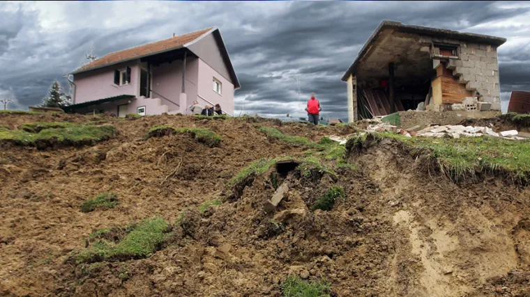 Klizi&scaron;te u Kravarskom odnosi kuće i mjesno groblje