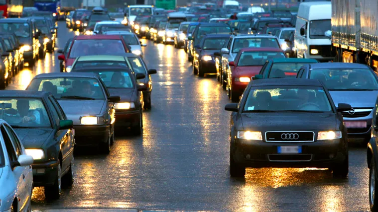 Jak vjetar otežava promet  na A1  i uz obalu, opasnost od odrona!