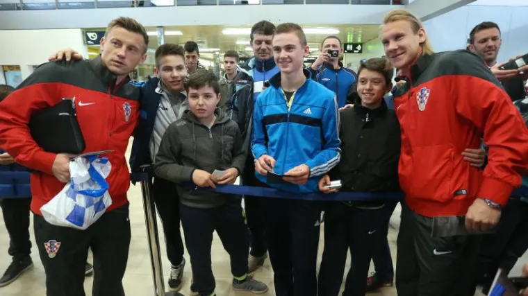 'Vatreni' autogramima razveselili djecu i odletjeli za &Scaron;vicarsku