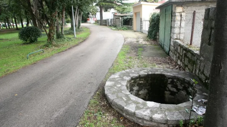 Slijepa žena pala u bunar i ugu&scaron;ila se u mulju!