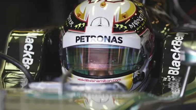 Hamiltonu pole position na startu sezone