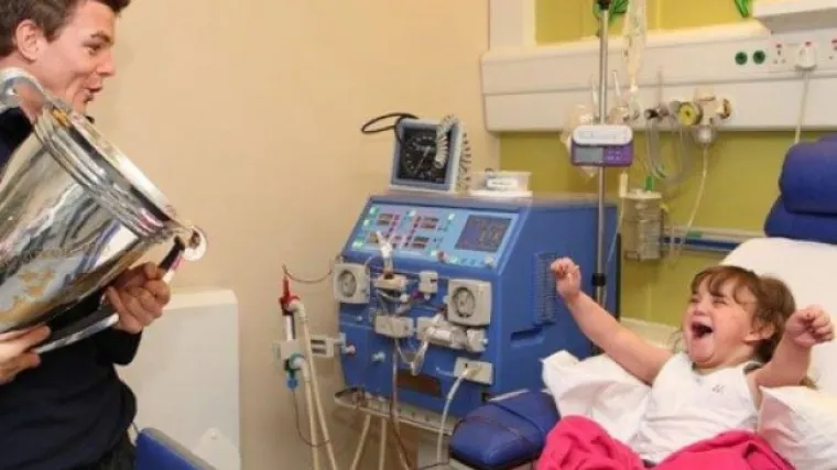 Izazvao suze i smijeh: Donio pehar bolesnoj djevojčici
