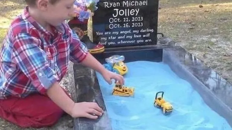 Na sinov grob stavila pje&scaron;čanik da se brat može 'igrati' s njim