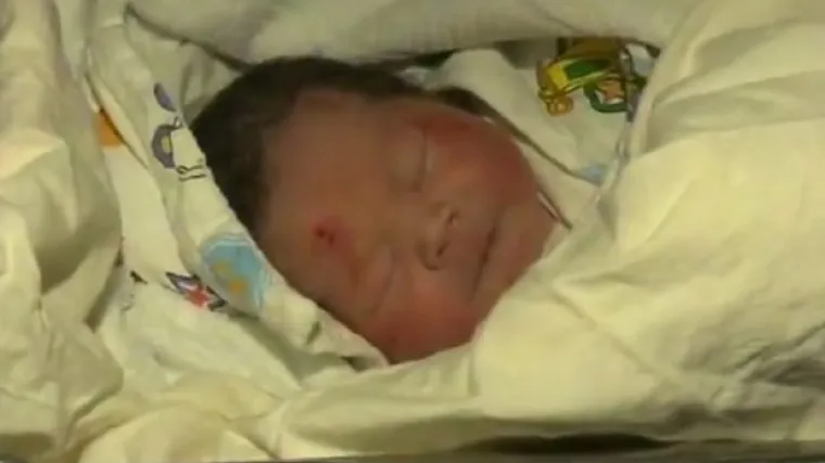 Nakon sudara joj izletjela beba iz utrobe i ostala siroče!