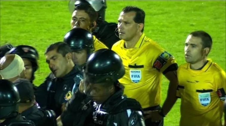 Specijalci spa&scaron;avali suca od 'poludjelih' igrača