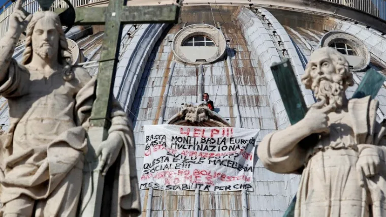 Prosvjedovao na kupoli bazilike sv. Petra: 'Prestanite, ubijate nas!'