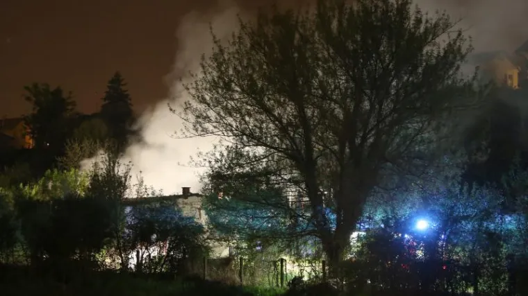 U napu&scaron;tenom skladi&scaron;tu izbio požar, ozlijeđene dvije osobe