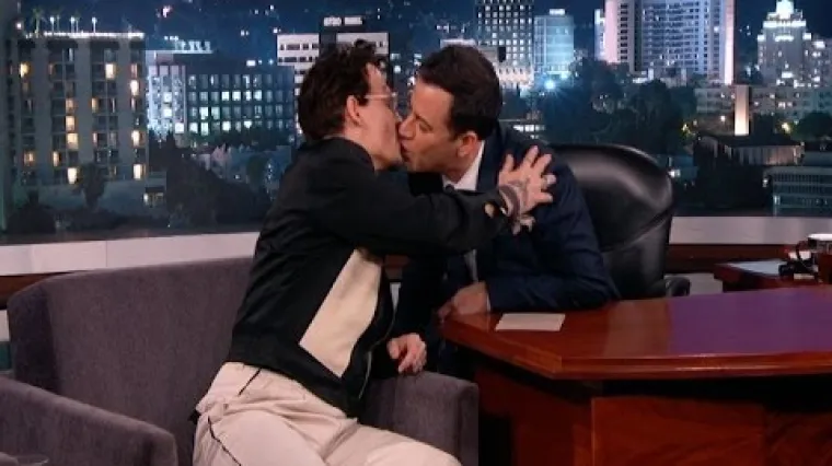 Johnny Depp u emisiji uživo poljubio voditelja u usta