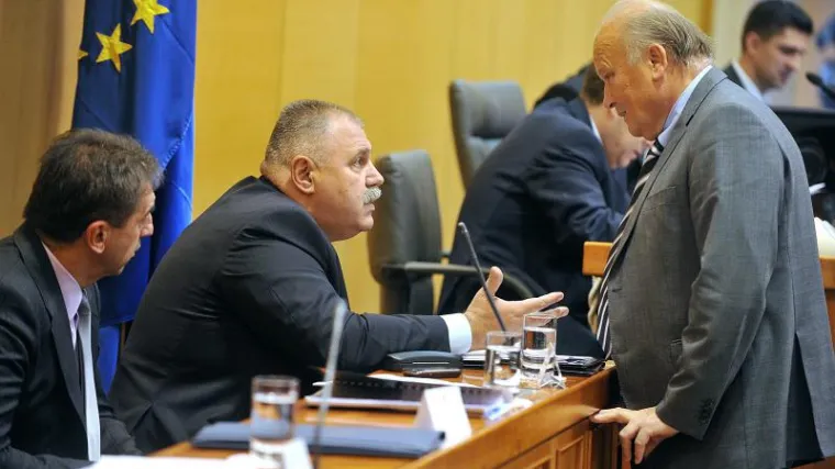 &Scaron;uker brani Linića: 'On ne može biti odgovoran za rad sisačke Porezne'