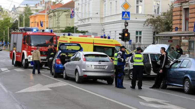 Desetero ozlijeđenih u lančanom sudaru vozila Hitne pomoći i još pet auta