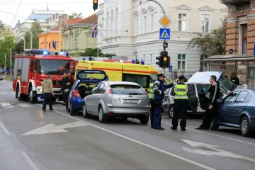 Desetero ozlijeđenih u lančanom sudaru vozila Hitne pomoći i još pet auta