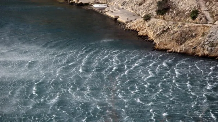 Olujna bura stvara probleme u prometu