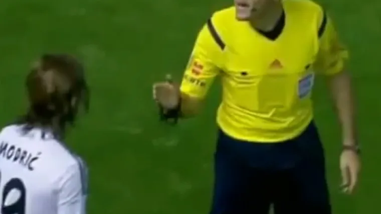 Pogledajte kako je Alves pogodio Modrića u glavu i pro&scaron;ao nekažnjeno!