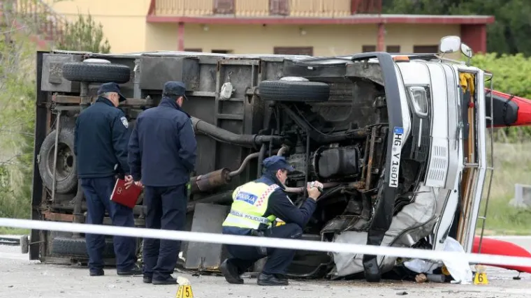 Turist poginuo u sudaru kampera i auta kod Ražanca