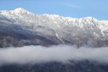 Na Biokovu -6,5 i pada snijeg, a u Makarskoj 11 Celzijevih stupnjeva