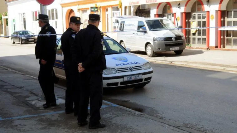 Vatrenim oružjem ubio mu&scaron;karca, a ranio mladića!