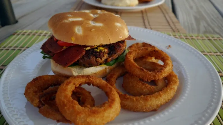 Previ&scaron;e alkohola vodi u prežderavanje, a to pogor&scaron;ava mamurluk