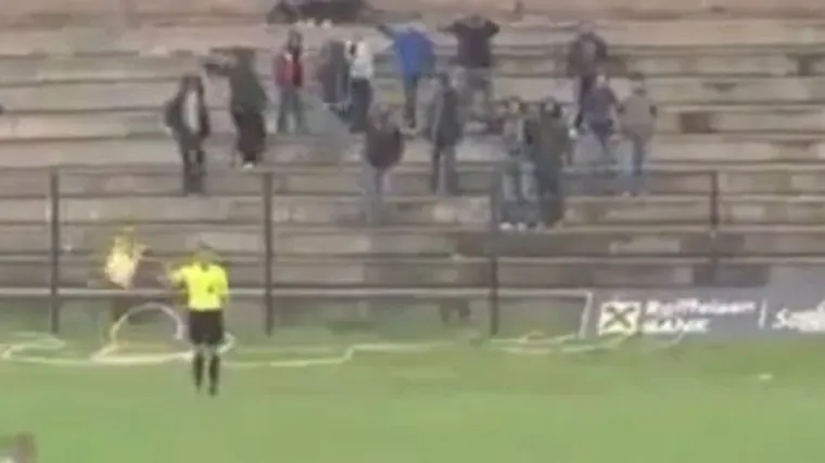 Navijači na tribinama imitirali suca