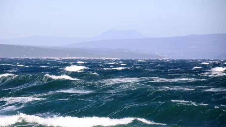 Orkanska bura zatvorila autocestu, sru&scaron;ena stabla na Sljemenu, snijeg u Lici