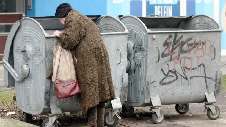 Trudna samohrana majka djecu hrani ostacima iz kontejnera!