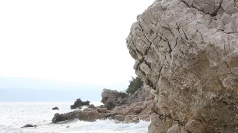 Irac i Britanka doplivali do o&scaron;trih stijena i uspaničeno mahali!