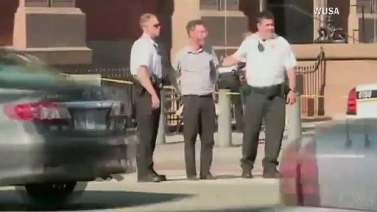 Autom slijedio kolonu vozila u kojoj su bile Obamine kćeri