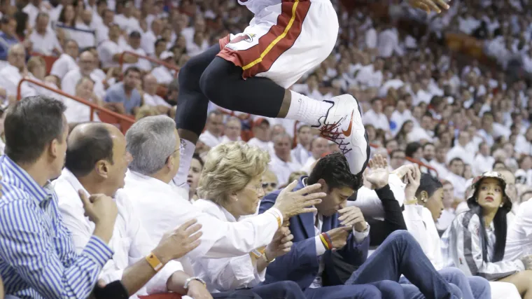 Neprocjenjiva Rihannina reakcija na LeBronovo preskakanje pet redova