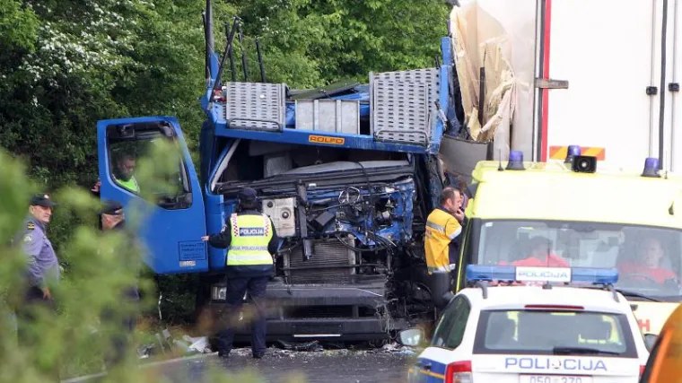 U stravičnom sudaru dvaju kamiona poginuli vozač i suvozač