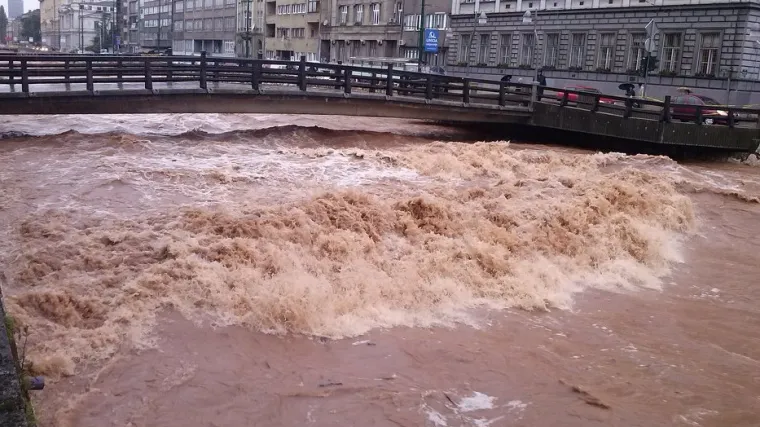 Nabujale rijeke prijete, najteže oko Sarajeva i Tuzle