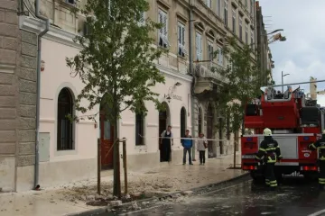 Bura lomila stabla, u Puli se odlomio komad fasade i pao na nogostup