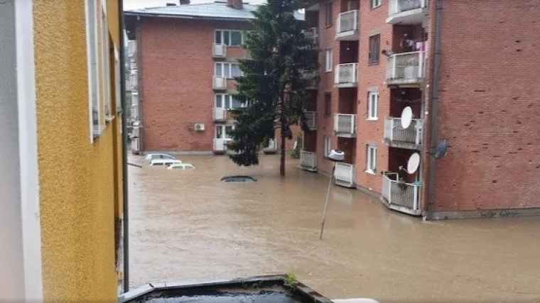 Maglaj pod vodom, stanovnici na krovovima čekaju pomoć!