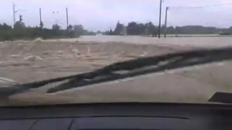 Ludo hrabra vožnja potpuno poplavljenom cestom